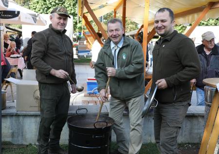 Srnin golaž je nasitil ponudnike in nastopajoče
